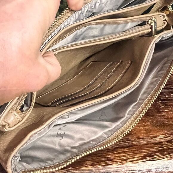 Jenn & Co Izzy Vegan Crossbody in Taupe. NWT! - Picture 9 of 10